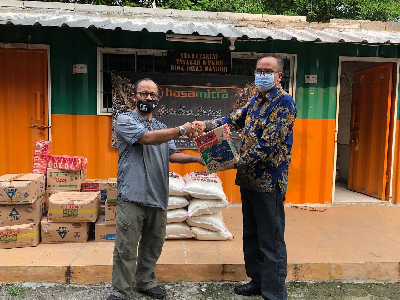 SOSIAL : Bank Hasamitra membagikan 50 paket sembako untuk Sekolah Master Indonesia, Selasa (4/5). Kegiatan sosial ini dirangkung ke dalam program ‘Ramadan Berbagi : Tebarkan Kepedulian Ciptakan Kebersamaan’. FOTO : DESDUARY/RADAR DEPOK